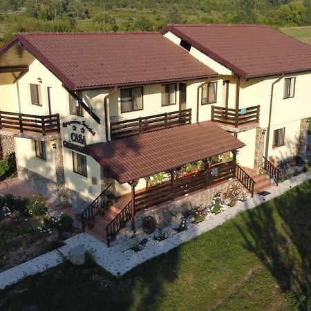 Pensiunea Gradinarilor cu ciubăr și stație de încărcare electrică auto Comanesti  Extérieur photo
