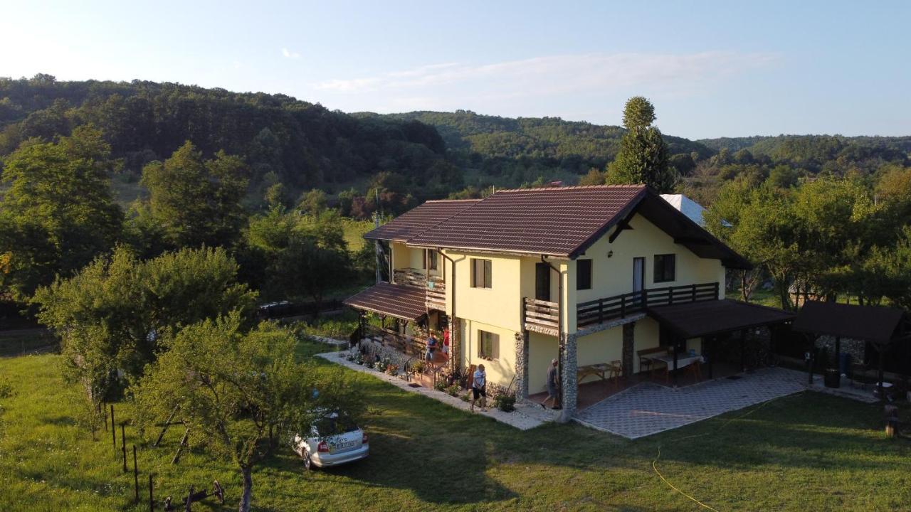 Pensiunea Gradinarilor cu ciubăr și stație de încărcare electrică auto Comanesti  Extérieur photo