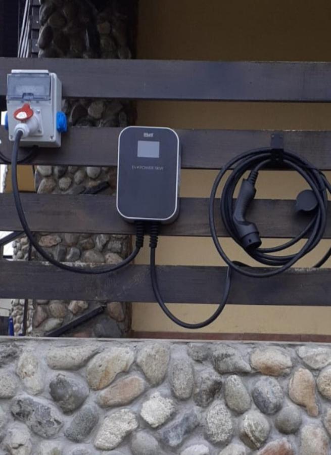 Pensiunea Gradinarilor cu ciubăr și stație de încărcare electrică auto Comanesti  Extérieur photo