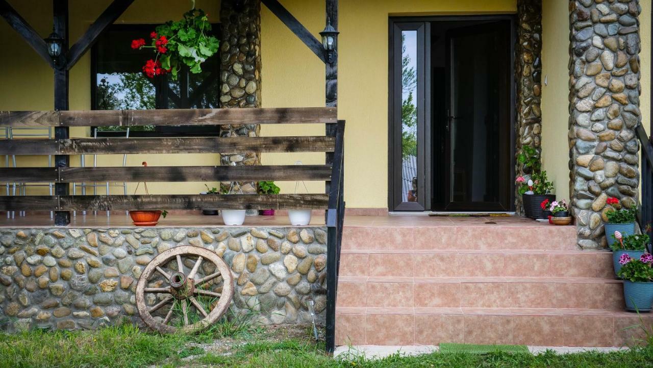 Pensiunea Gradinarilor cu ciubăr și stație de încărcare electrică auto Comanesti  Extérieur photo