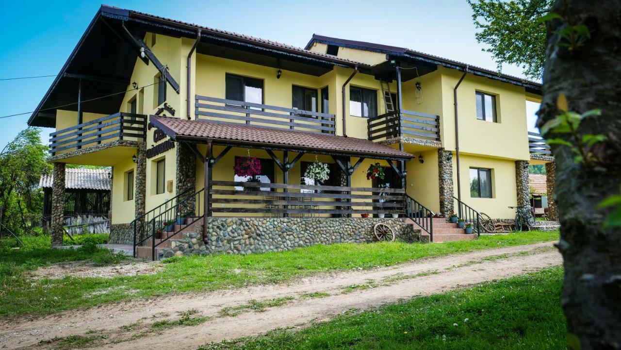 Pensiunea Gradinarilor cu ciubăr și stație de încărcare electrică auto Comanesti  Extérieur photo